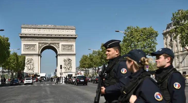 Una nota alabando a ISIS fue hallada cerca del cuerpo del presunto atacante de París