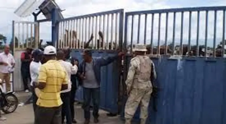 Bloquean ambos lados de frontera en demanda fin de veda
