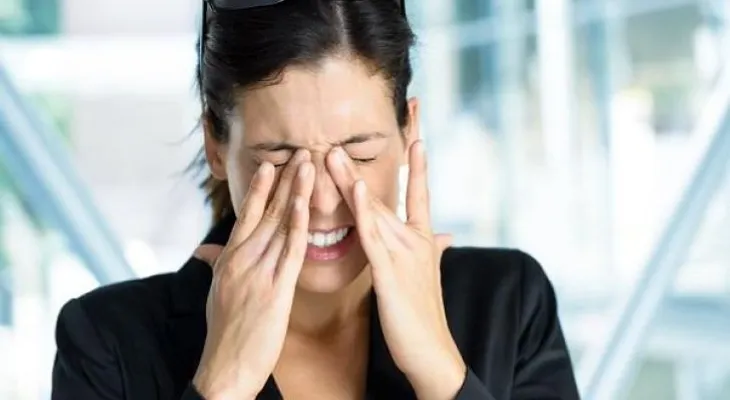 Sufría picazón en uno de sus ojos y descubrió que tenía un gusano
