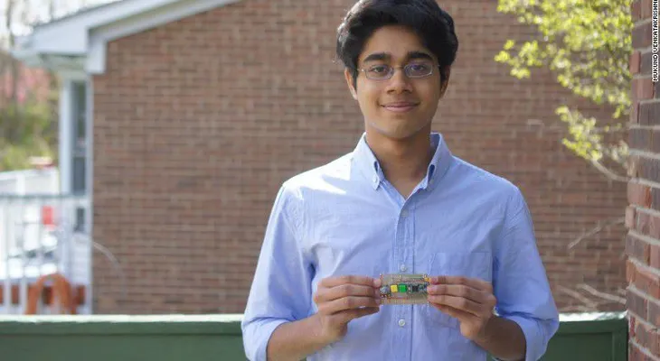 Estudiante de secundaria inventa un dispositivo auditivo más barato
