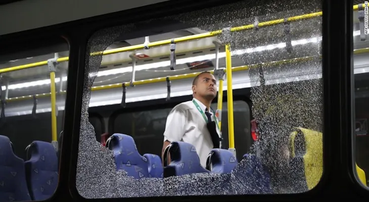 Dos heridos tras ataque a un bus de periodistas de Río 2016