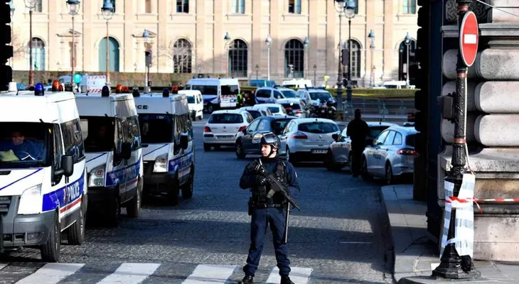 El sospechoso del Louvre  es egipcio y dijo en un tuit que "no hay paz en la guerra"