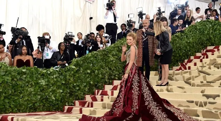 El vestido de Blake Lively para el Met Gala requirió que ella llegara en un autobús de lujo