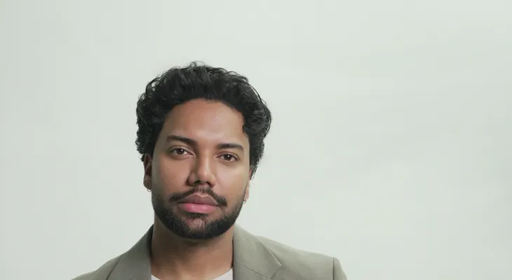 Edwin Dormoy aborda los riesgos de la exposición en redes sociales con "Influencer y Narco"