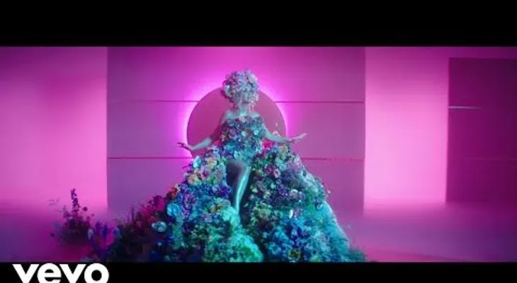 Katty Perry anuncia que está embarazada en su nuevo videoclip