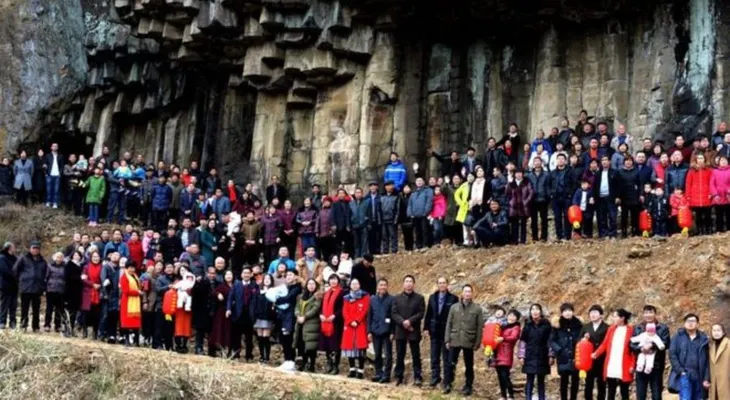 Una familia china reúne a 500 miembros para una foto de grupo