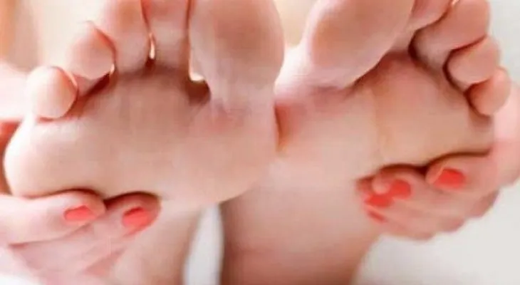 3 modos sencillos de relajar los pies al llegar a casa