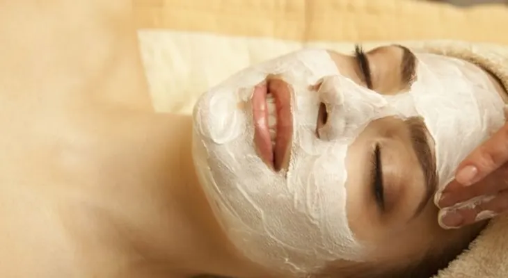 Prepara una mascarilla exfoliante para el rostro y el cuerpo (Receta)