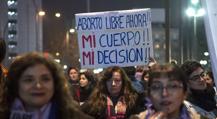 Grupos a favor y en contra dan la última batalla por la despenalización del aborto en Chile