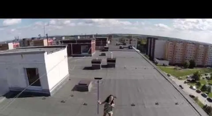 Quiso observar su edificio, pero se encontró con algo inesperado 