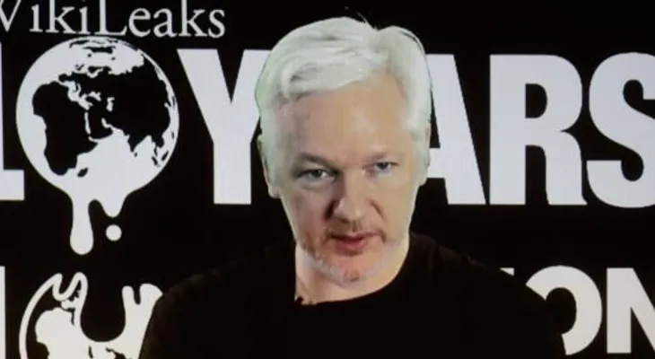 Le cortan el Internet a Assange