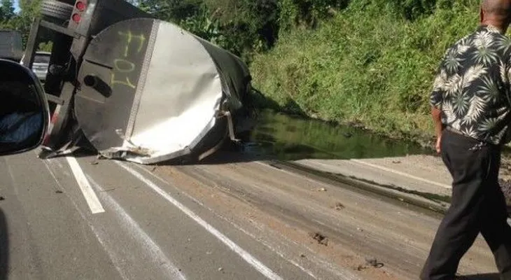 Tapón autopista Duarte al volcarse tanquero cargado de combustible 