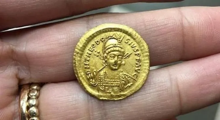 Israel descubre una rara moneda de oro de 1.600 años con la imagen de Teodosio II