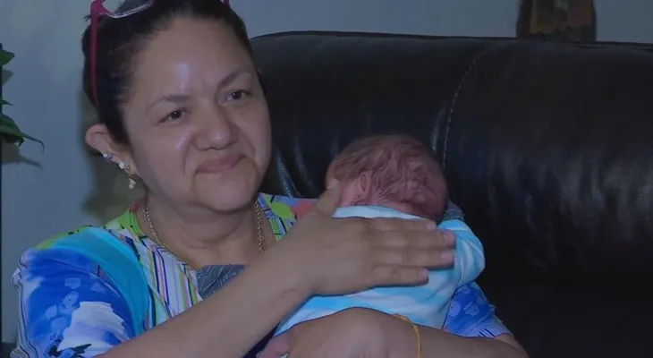 Bebé nace 54 días después de muerte de su madre