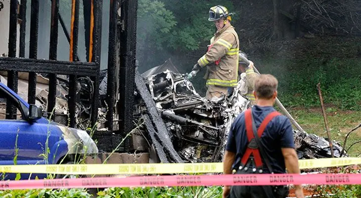 Avión cae sobre casas en EEUU; reportan 3 desaparecidos