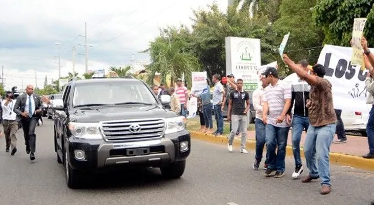 Grupos vociferan contra presidente Danilo Medina
