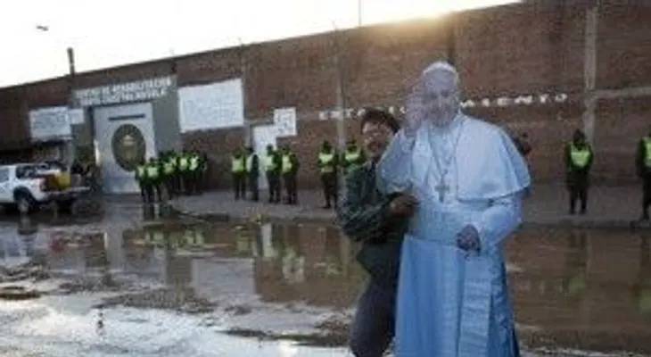 Papa Francisco pide a reos en Bolivia tener esperanza 