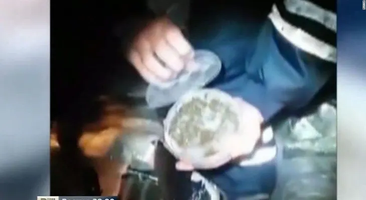 Policía rusa registra un coche fúnebre... y halla caviar en el ataúd