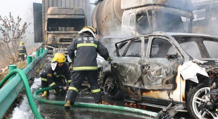  Al menos 18 muertos por choque de más de 30 vehículos en China 