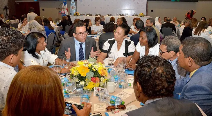 Ministro de Educación propone alianza con los colegios privados para mejorar calidad educativa