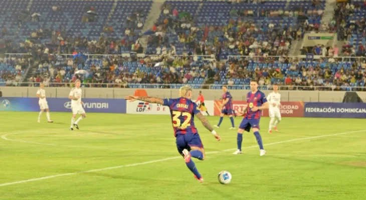 Leyendas del Real Madrid y FC Barcelona empatan en Santo Domingo