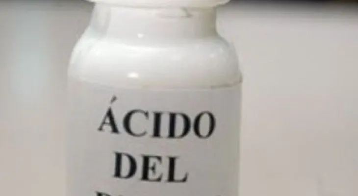 Tiran ácido del Diablo a estudiante universitaria