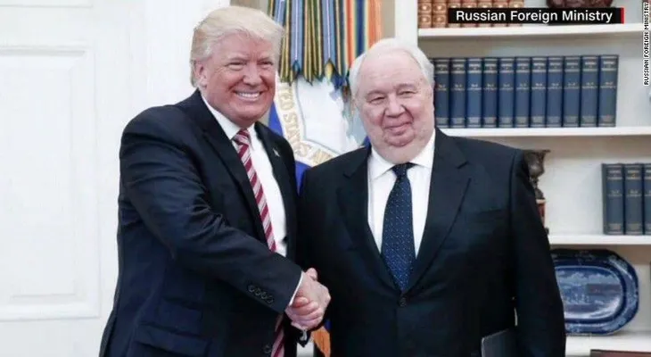 La Casa Blanca está furiosa porque Rusia publicó estas fotos de la reunión en la Oficina Oval
