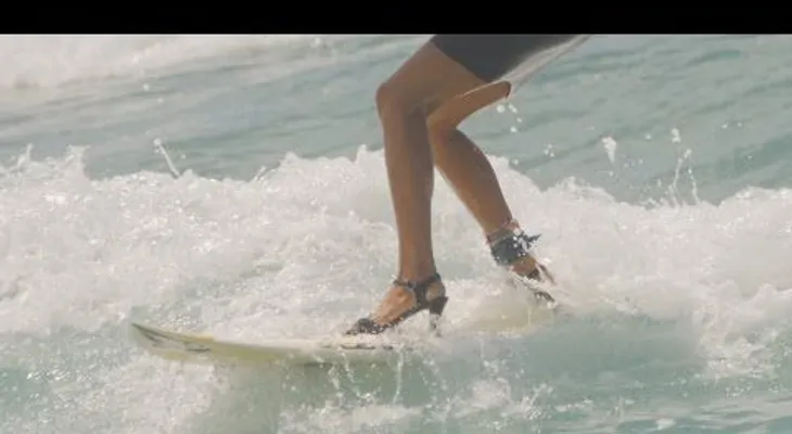 En tacones sobre las olas: una elegante surfista demuestra que todo es posible