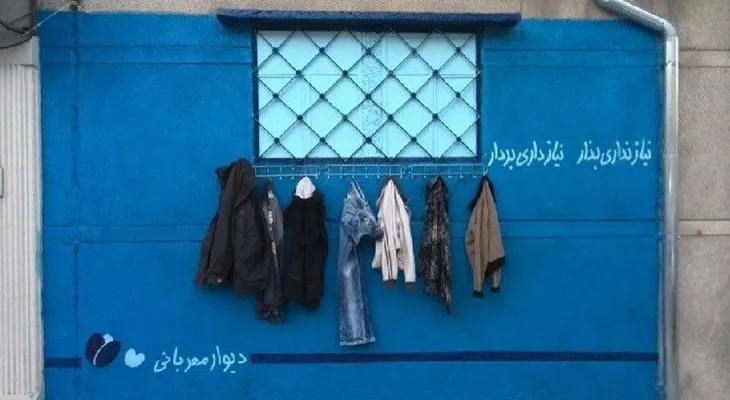 'Paredes de piedad': Con ganchos en las calles, los iraníes ofrecen ropa a los más necesitados