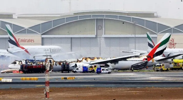 "¡Salten, salten, salten!": dramáticos momentos a bordo del avión de Emirates incendiado