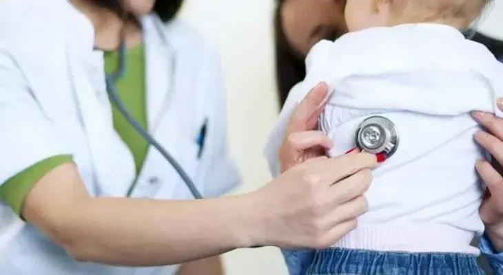 Triple amenaza de virus respiratorios ataca a los niños de Latinoamérica
