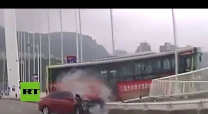 Espectacular pelea en un autobús que cayó al río en China deja 15 muertos (VIDEO 1)