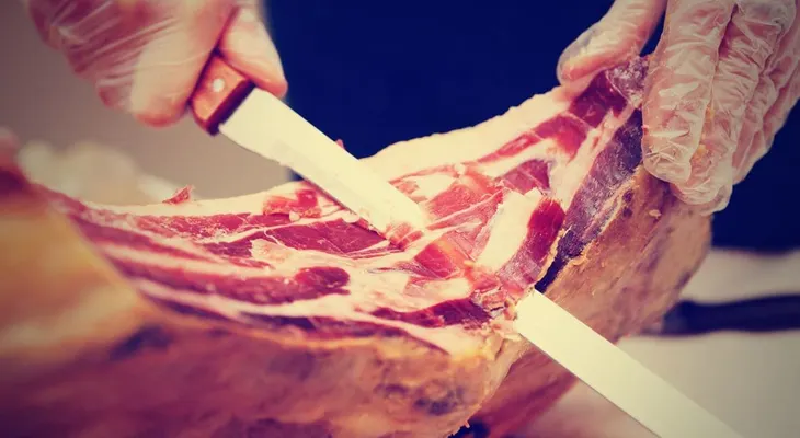 Jamón crudo, el secreto alimenticio para combatir una bacteria fatal