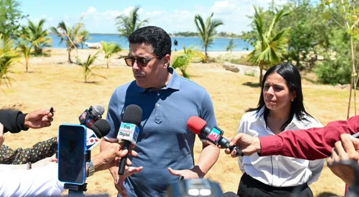 David Collado supervisa trabajos en playa El Faro
