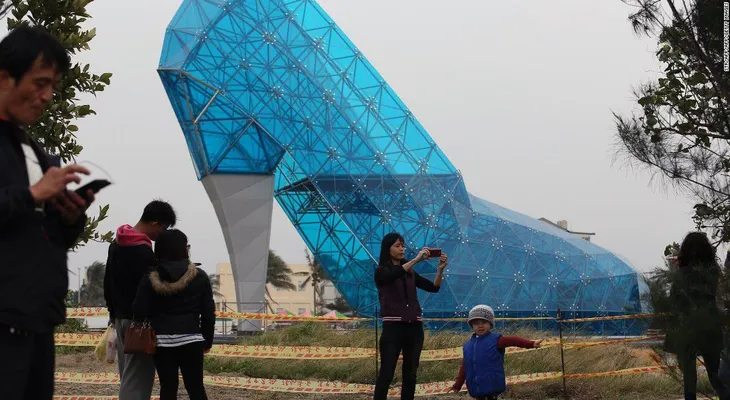 Taiwán está construyendo una iglesia... y es un zapato de cristal gigante