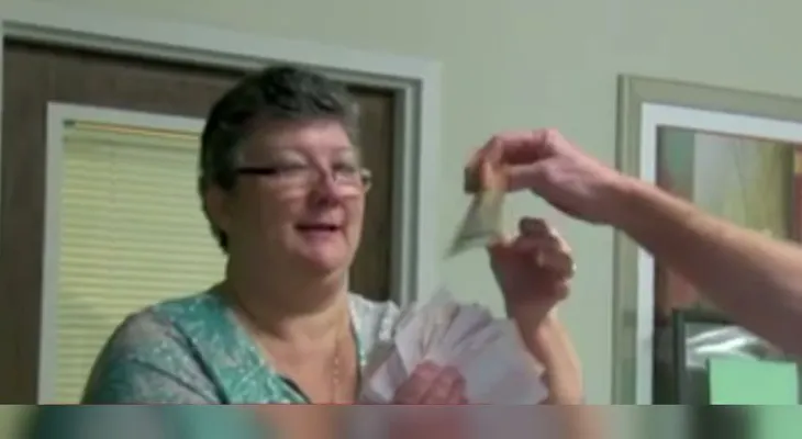Hijo bromea con su madre y le hace creer que ganó el Powerball