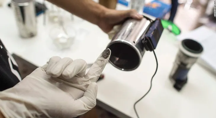 Este laboratorio agarra la contaminación y la convierte en pintura