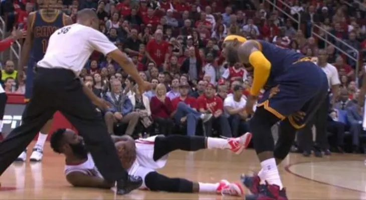 Harden, suspendido 1 partido por patear a LeBron