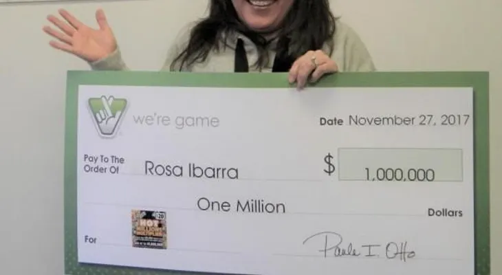 Mujer encuentra boleto de lotería de US$1 millón en la mochila de su esposo