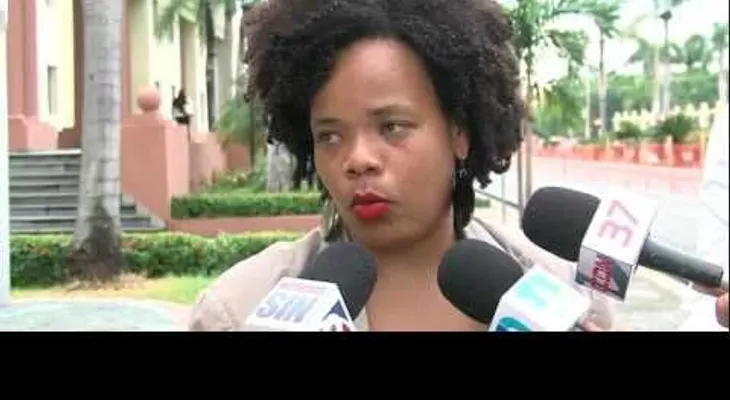 Creen Ministra arregla historia: niega no diera beca a politóloga por tener pelo crespo