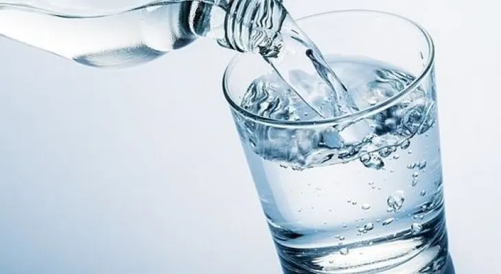 ¿A qué hora conviene tomar agua para adelgazar?