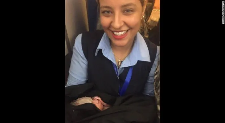 Niño nacido en vuelo de Buraq Air recibe pasajes gratis de por vida