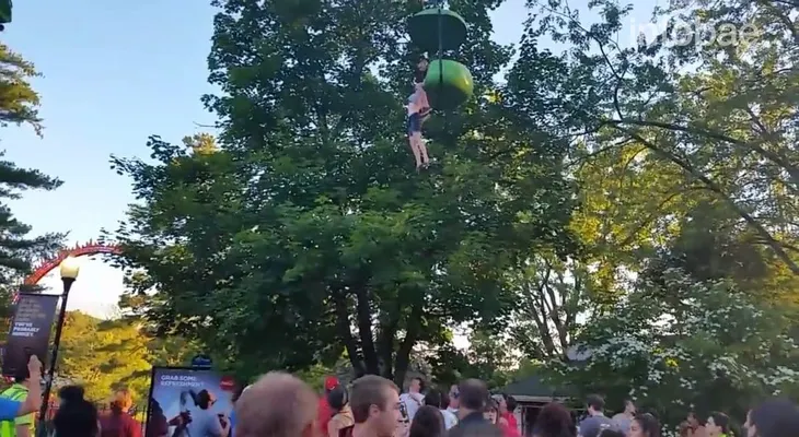La dramática caída de una adolescente en el parque de diversiones Six Flags