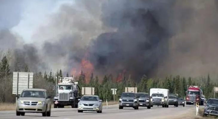 Aceleran evacuaciones ante incendio forestal en Canadá