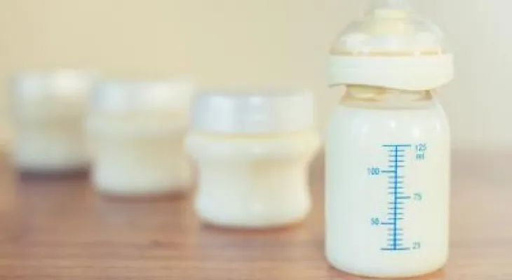 Estas madres ganan miles de euros vendiendo a hombres su leche materna en Internet