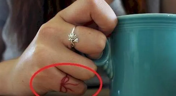 Si alguien tiene un tatuaje de una cuerda roja, ESTO es lo que significa