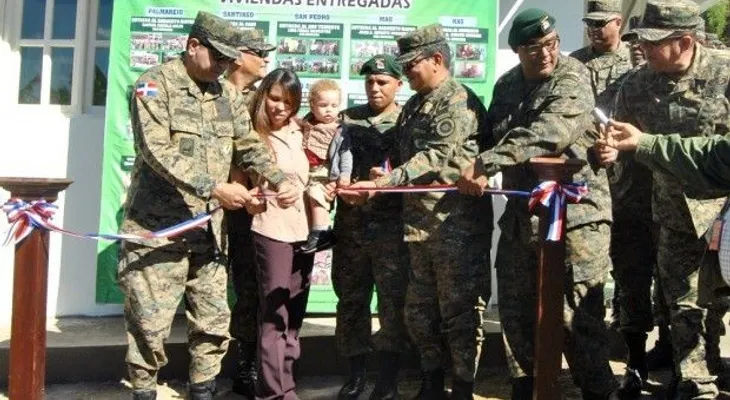 Ejército gradúa a 28 cazadores; entrega vivienda a soldado