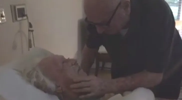 Abuelo le canta canción de amor a su esposa enferma