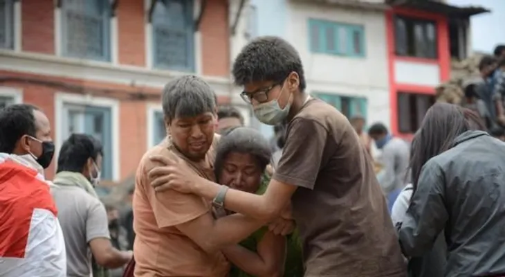Conmueve al mundo terremoto en Nepal; muchos lloran