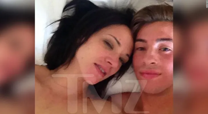 Divulgan foto en la que Asia Argento parece acostada con Jimmy Bennett cuando el actor tenía 17 años